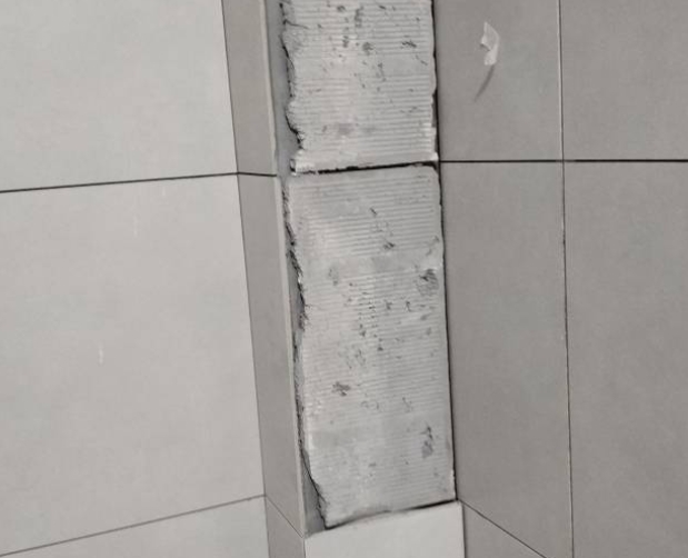 吉林瓷砖空鼓维修公司分享下瓷砖施工前基层浇水润湿程度不足，可能导致以下问题