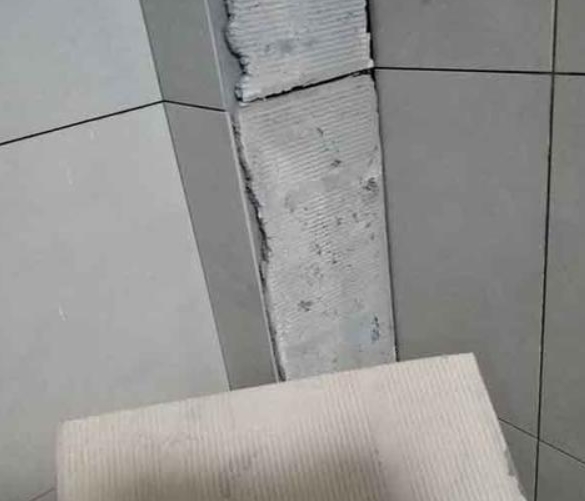 吉林瓷砖空鼓维修公司分享下厨房瓷砖脱落的补救措施。
